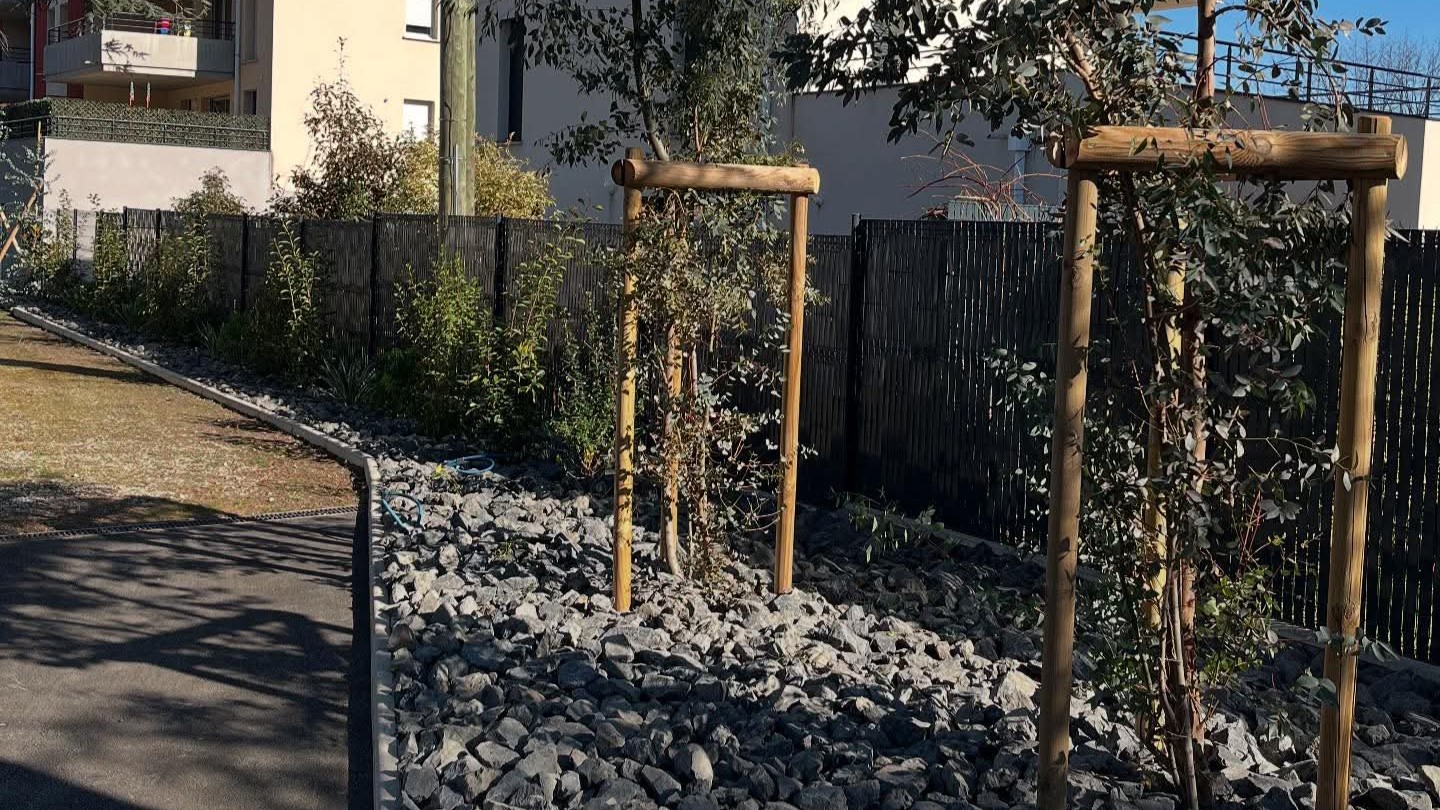 Végétalisation (massifs et décor minéral)